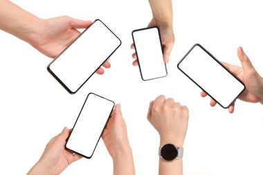 Beyaz arka planda izole edilmiş kadınlarda akıllı telefon. Beyaz perde. Boşluğu kopyala.