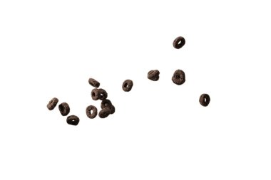 Çikolata halkaları gevrekleri bir kaseye dökülür. Kahvaltıda. Beyaz bir arkaplanda izole edilmiş. 