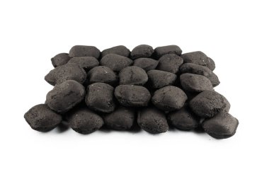 Beyaz arka planda siyah meşe kömürü izole edilmiş. 