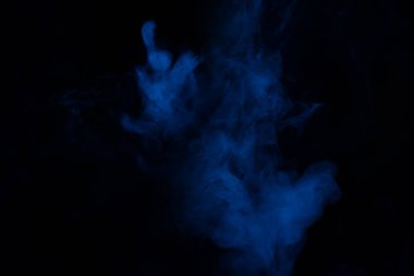 Siyah arka planda mavi ve pembe buhar. Boşluğu kopyala.