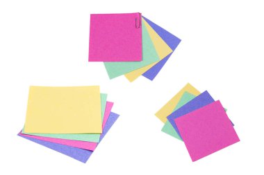 Beyaz arka planda izole edilmiş bir etiket ve ataç. Boşluğu kopyala. 