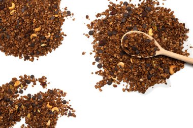 Fındıklı çikolatalı tahıl gevreği. Beyaz arka planda izole edilmiş. 