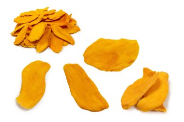 Beyaz arka planda izole edilmiş kuru, lezzetli mango dilimleri. Üst görünüm. 