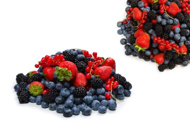 Böğürtlen, ahududu, yaban mersini, beyaz arka planda kırmızı frenk üzümü. Üst görünüm. 