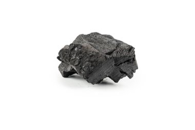 Beyaz arka planda siyah meşe kömürü izole edilmiş. 