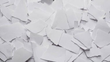 Arkaplan olarak boş beyaz kağıt parçaları. Metin veya tasarım için boşluk. 