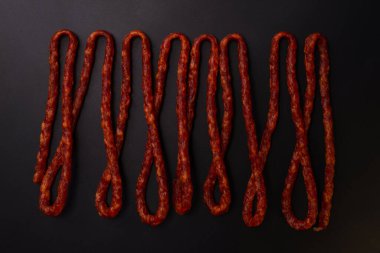 Cabanossi, siyah arka planda izole edilmiş kuru sosis.. 