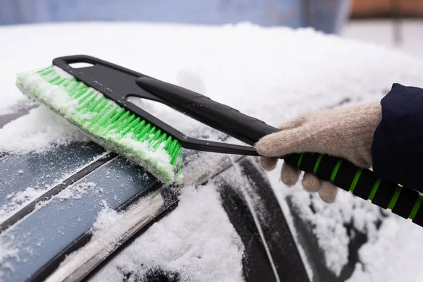 Usuwanie Śniegu Samochód Śniegu Kobieta Czyści Samochód Śniegu — Zdjęcie stockowe
