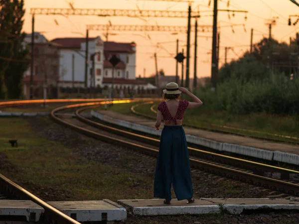 Mujer Sombrero Retro Saludando Adiós Tren — Foto de Stock