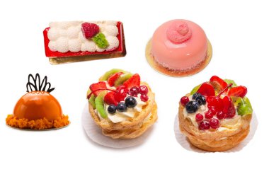 Ahududulu kek beyaz arkaplanda izole.