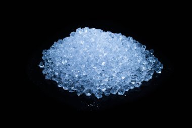 Siyah arkaplanda buz kristal küpleri, metin veya tasarım için boşluk.