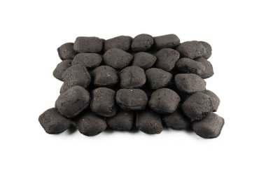 Beyaz arka planda siyah meşe kömürü izole edilmiş. 