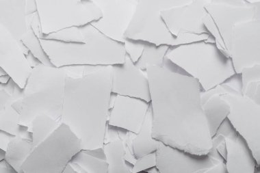 Arkaplan olarak boş beyaz kağıt parçaları. Metin veya tasarım için boşluk. 