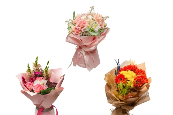 Bukiet Miękkich Różowych Kwiatów Różowym Papierze Pakowania Izolacja Białym Tle — Zdjęcie stockowe