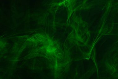 Siyah arka planda yeşil buhar. Boşluğu kopyala.