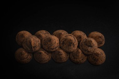 Siyah arka planda çikolatalı trüf. Çikolatalı şekerler.. 