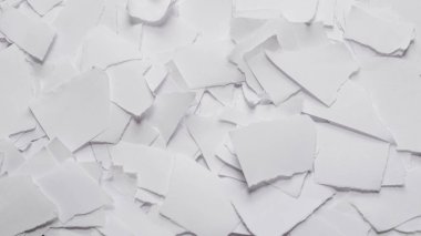 Arkaplan olarak boş beyaz kağıt parçaları. Metin veya tasarım için boşluk. 