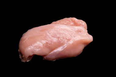 Siyah arka planda çiğ tavuk filetosu. Üst görünüm. 