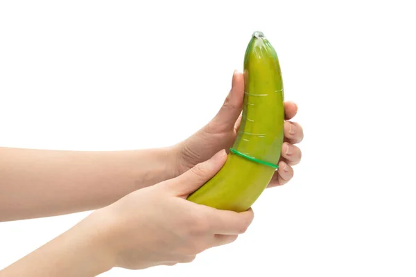 女性はバナナにコンドームをつけた 白い背景に隔離された — ストック写真