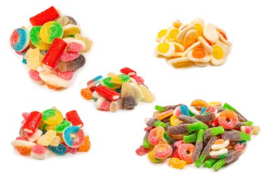 Çeşit çeşit şekerleme. Üst Manzara. Jöleli şekerler. Beyazda izole edilmiş.