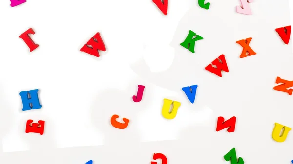 Veelkleurige Letters Geïsoleerd Een Witte Achtergrond Bovenaanzicht — Stockfoto