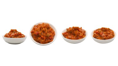 Beyaz arka planda izole edilmiş bir kasede sebze güveci.. 