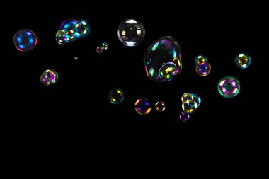 Sabun köpükleri siyah arka planda izole edilmiş. Boşluğu kopyala. 