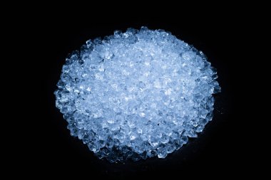 Siyah arkaplanda buz kristal küpleri, metin veya tasarım için boşluk.