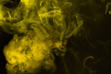 Siyah arka planda sarı buhar. Boşluğu kopyala.