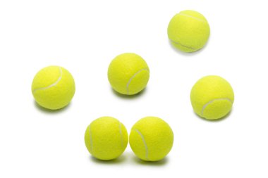 Beyaz arkaplanda izole edilmiş tenis topları. 