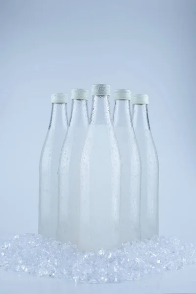 Ένα Λευκό Μπουκάλι Ένα Αναψυκτικό Πάγο Απομονωμένο Λευκό Φόντο — Φωτογραφία Αρχείου