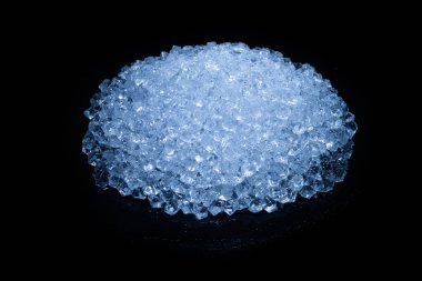 Siyah arkaplanda buz kristal küpleri, metin veya tasarım için boşluk.