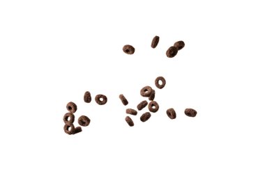 Çikolata halkaları gevrekleri bir kaseye dökülür. Kahvaltıda. Beyaz bir arkaplanda izole edilmiş. 