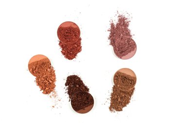 Makyaj malzemeleri. Göz farı ezilmiş palet, beyaz arka planda izole edilmiş renkli göz farı tozu..