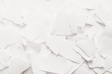 Arkaplan olarak boş beyaz kağıt parçaları. Metin veya tasarım için boşluk. 
