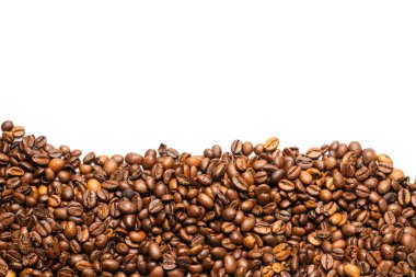 Beyaz arka planda kahve çekirdekleri. Üst Manzara. Kahve çekirdekleri..