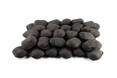 Beyaz arka planda siyah meşe kömürü izole edilmiş. 