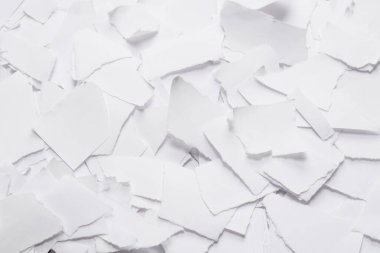 Arkaplan olarak boş beyaz kağıt parçaları. Metin veya tasarım için boşluk. 