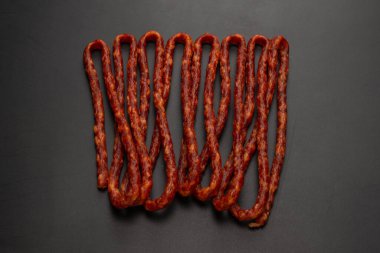 Cabanossi, siyah arka planda izole edilmiş kuru sosis.. 