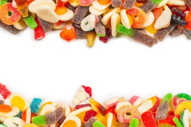 Çeşit çeşit şekerleme. Üst Manzara. Jöleli şekerler. Beyazda izole edilmiş.