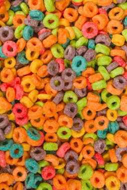 Tatlı renkli tanecikler, arka plan olarak mısır gevreği döngüleri... 