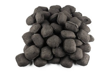 Beyaz arka planda siyah meşe kömürü izole edilmiş. 