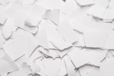 Arkaplan olarak boş beyaz kağıt parçaları. Metin veya tasarım için boşluk. 