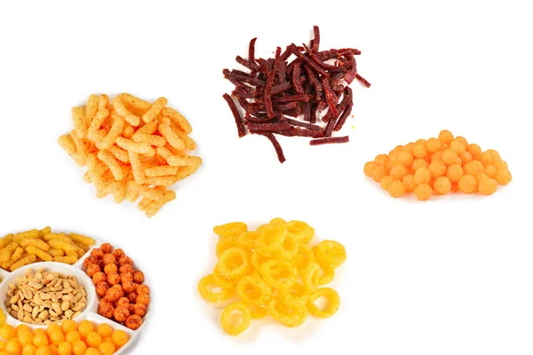 Mix Von Snacks Auf Einem Weißen Teller Isoliert Auf Weiß — Stockfoto