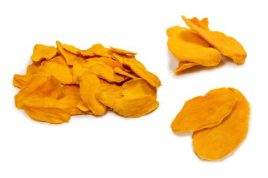 Beyaz arka planda izole edilmiş kuru, lezzetli mango dilimleri. Üst görünüm. 
