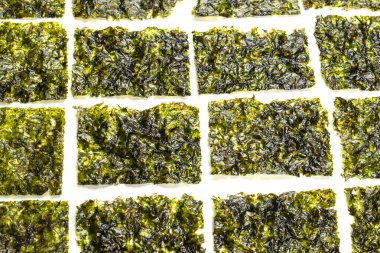 Beyaz arka planda izole edilmiş lezzetli yosun.. 