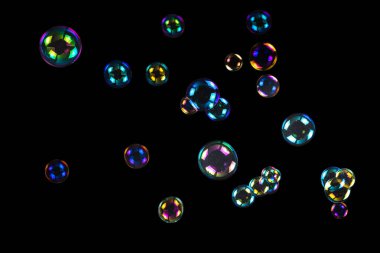 Sabun köpükleri siyah arka planda izole edilmiş. Boşluğu kopyala. 