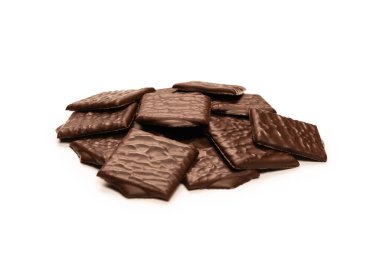 Beyaz arka planda izole edilmiş siyah çikolata şekerleri.. 