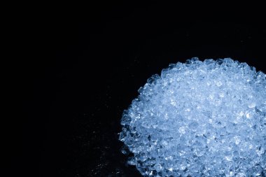 Siyah arkaplanda buz kristal küpleri, metin veya tasarım için boşluk.