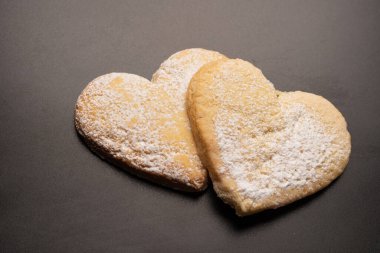 Beyaz arka planda izole edilmiş kalp şeklinde çörekler..